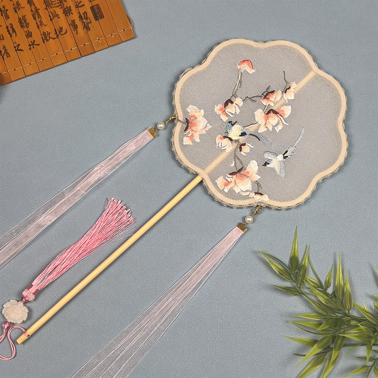 목련새-8개의 꽃잎-중간 크기