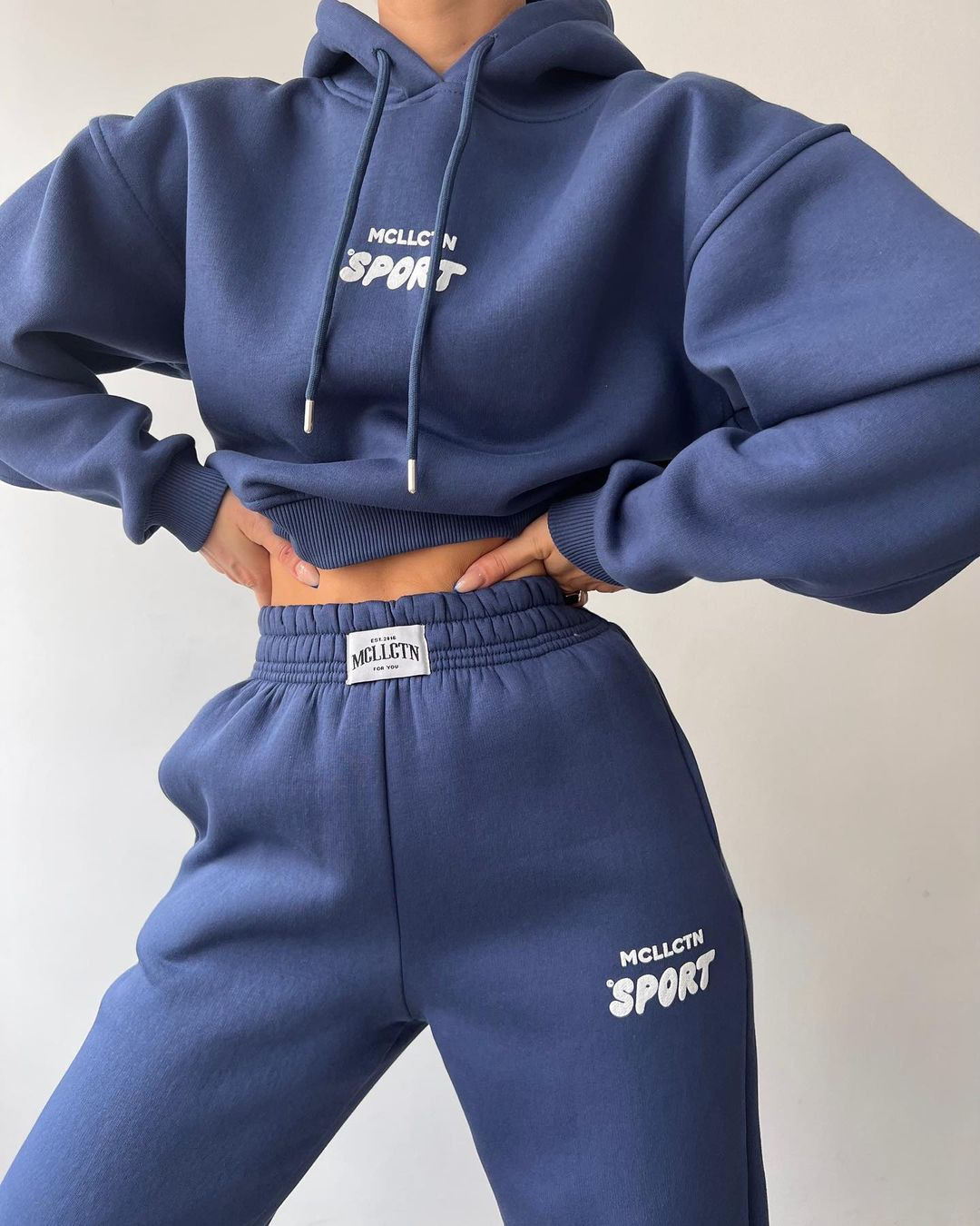 2024 Herbst/Winter neues lässiges Plüsch-Langarm-Kapuzenpullover- und Hosen-Set mit bedrucktem Kapuzenpullover_voghion.com