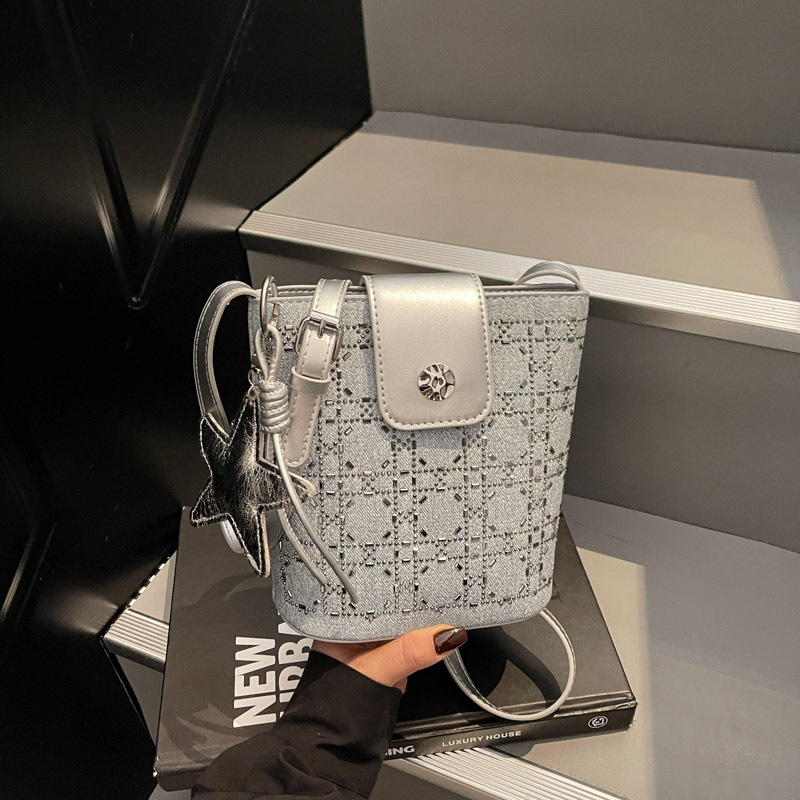 Borsa a tracolla coreana con tracolla singola in paillettes blu denim e diamanti, moda estiva 2025 per donna_voghion.com