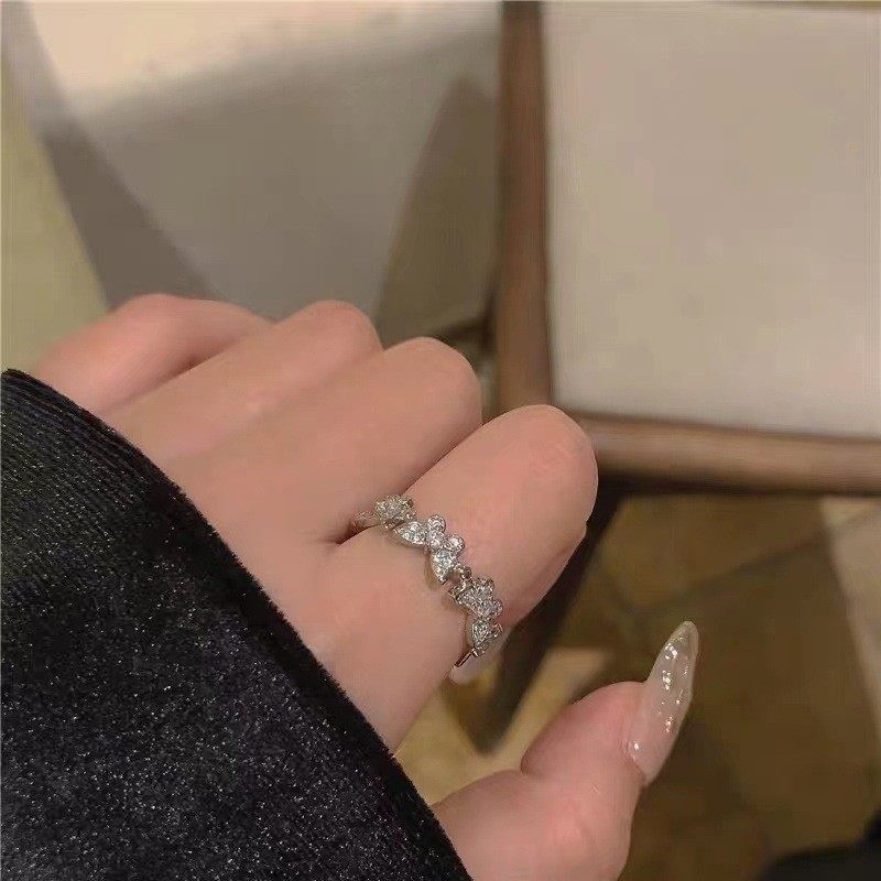 Creativo nuevo estilo ins transfronterizo moda Moonstone con incrustaciones anillo de lujo ligero nicho frío estilo femenino anillo abierto