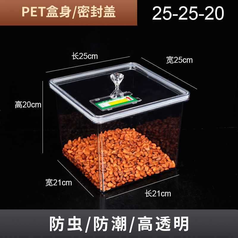 スーパーマーケットの棚の食品の箱は透明な展示を陳列しています。|undefined