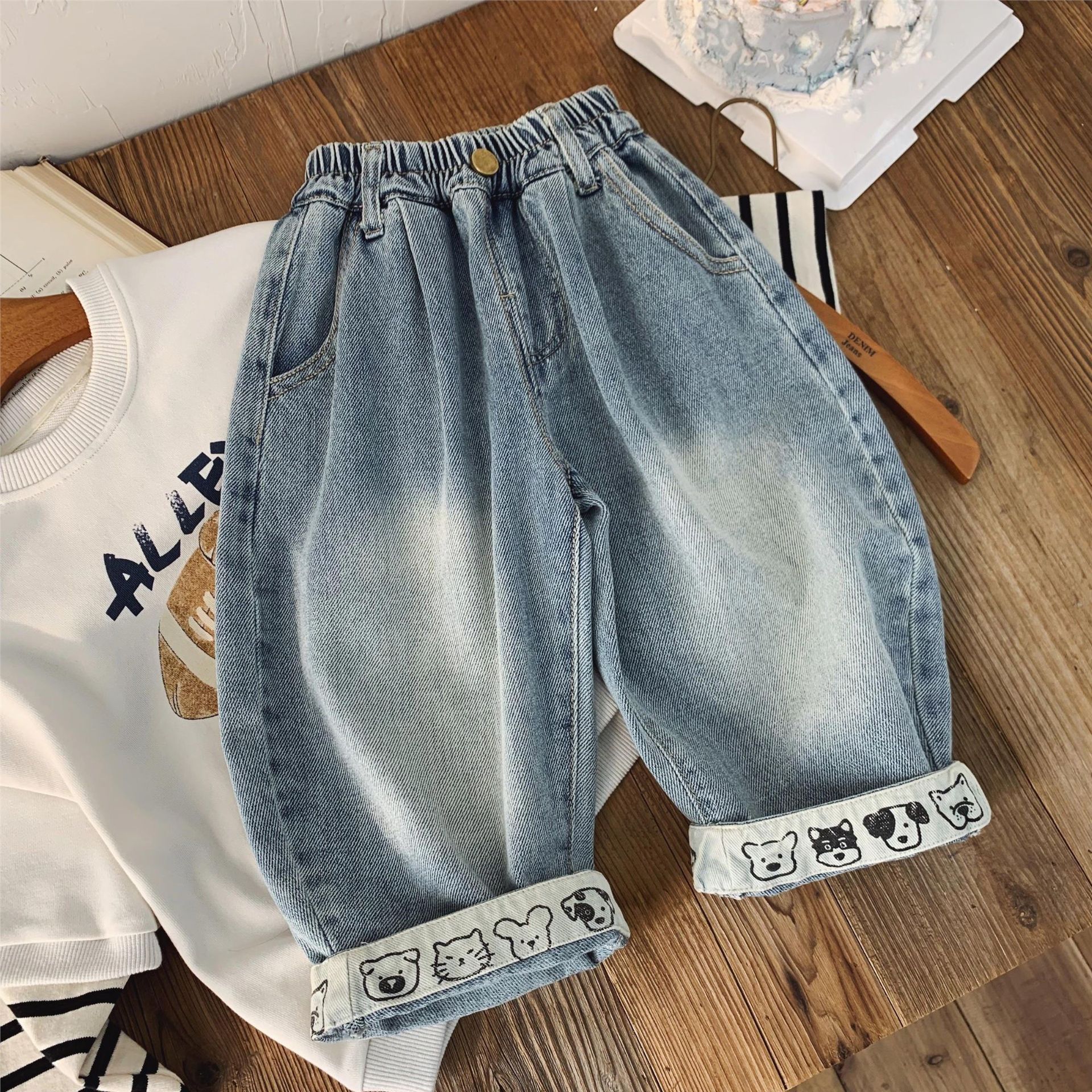 Nuevos pantalones jeans infantiles de dibujos animados coreanos sueltos pantalones casuales de niños primavera y otoño ropa de chicas pantalones largos de bebé image 1