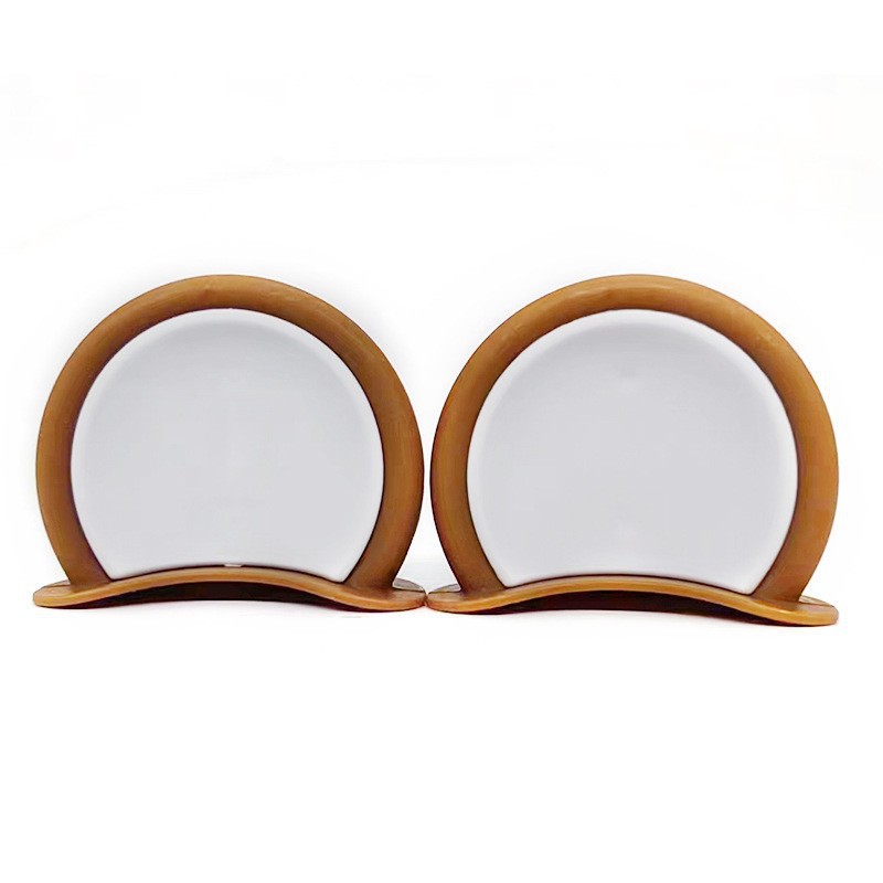 곰 귀는 갈색과 흰색