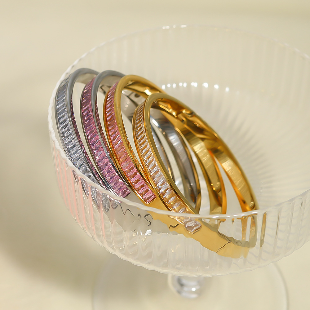 Venta caliente en Europa y América Acero de titanio Acero inoxidable Horno galvanoplastia al vacío Pulsera de circón de color diamante completo Joyería de lujo ligero