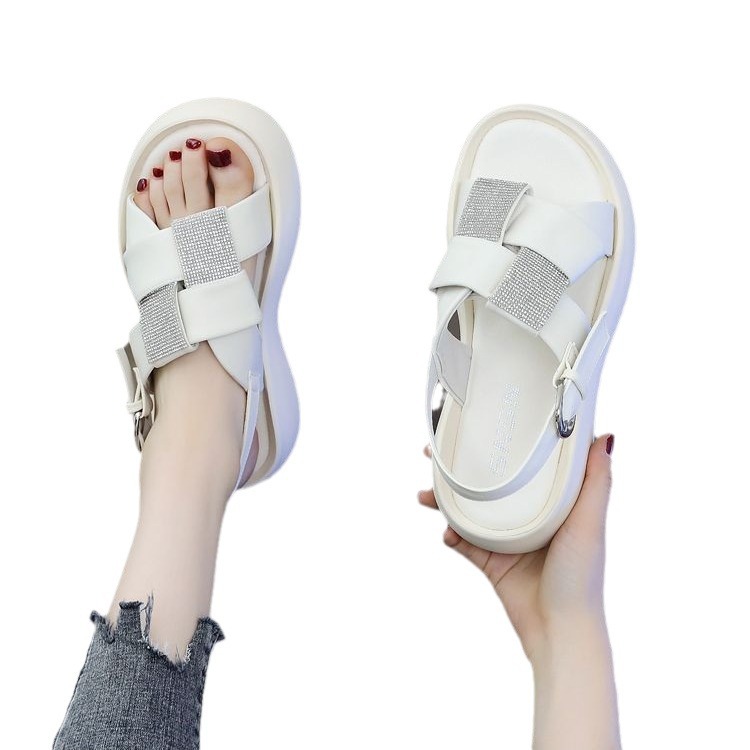 Zapatillas frescas de fondo grueso para mujeres 2024 verano nuevo estilo de ropa exterior altura de fondo suave pisar mierda sensación de zapatillas de playa muffin