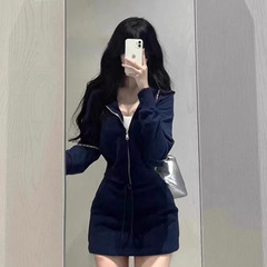 藏青色收腰短款卫衣外套女初秋韩系穿搭修身连帽拉链上衣早秋新款