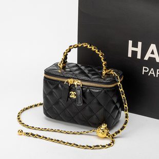 Box, shoulder bag, fashionable one-shoulder bag with diamond pattern, Chanel style, city style, chain bag