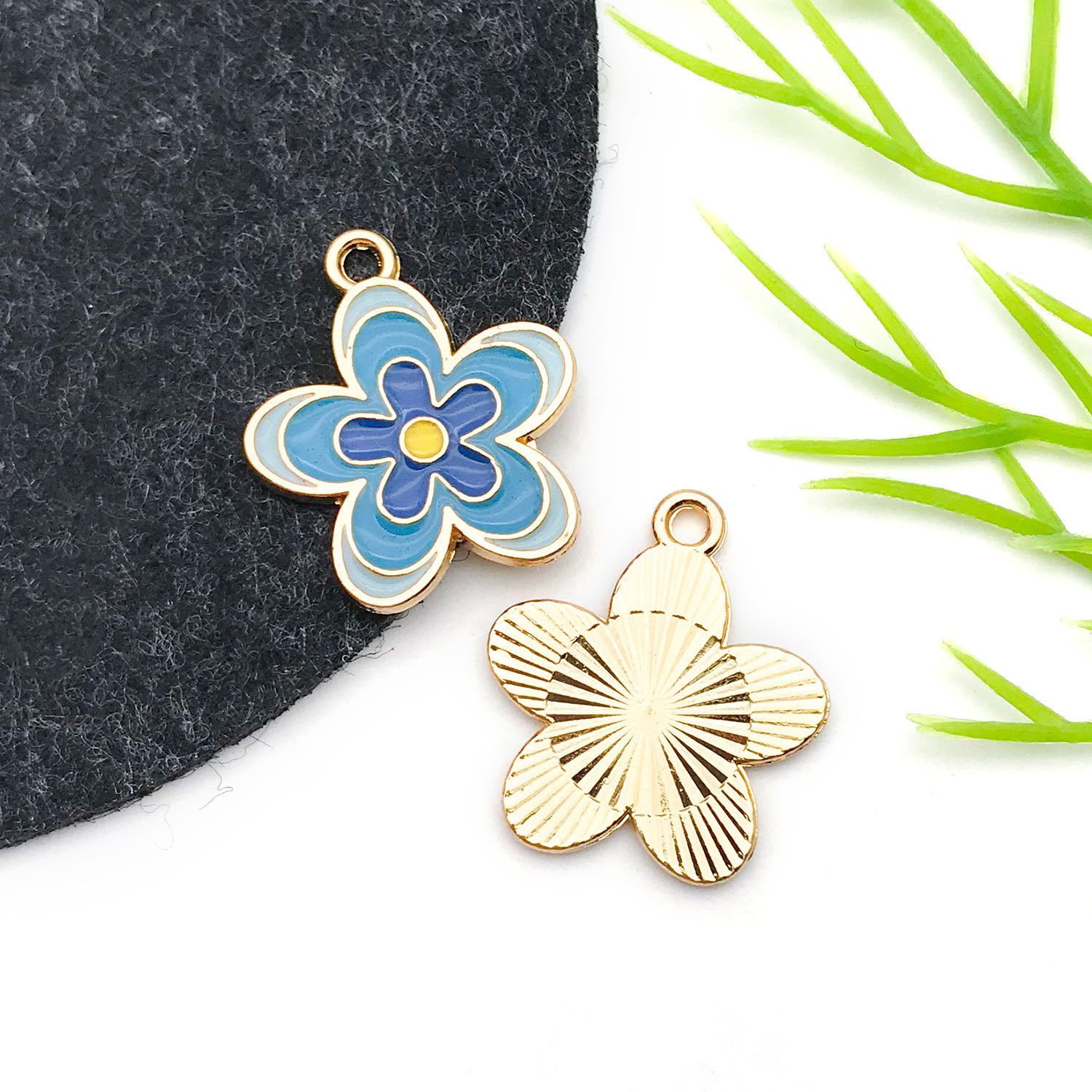 18993-滴油蓝色四色彩色五瓣花21x19mm-1.5g