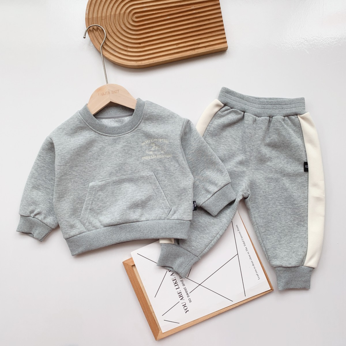 INS traje forrado de lana para niños Otoño e Invierno nuevos niños y niñas suéter pantalones de chándal estilo coreano ropa deportiva para niños moda
