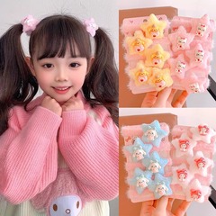 秋冬のぬいぐるみの星のひもの女性の子供は髪の毛を刺します。
