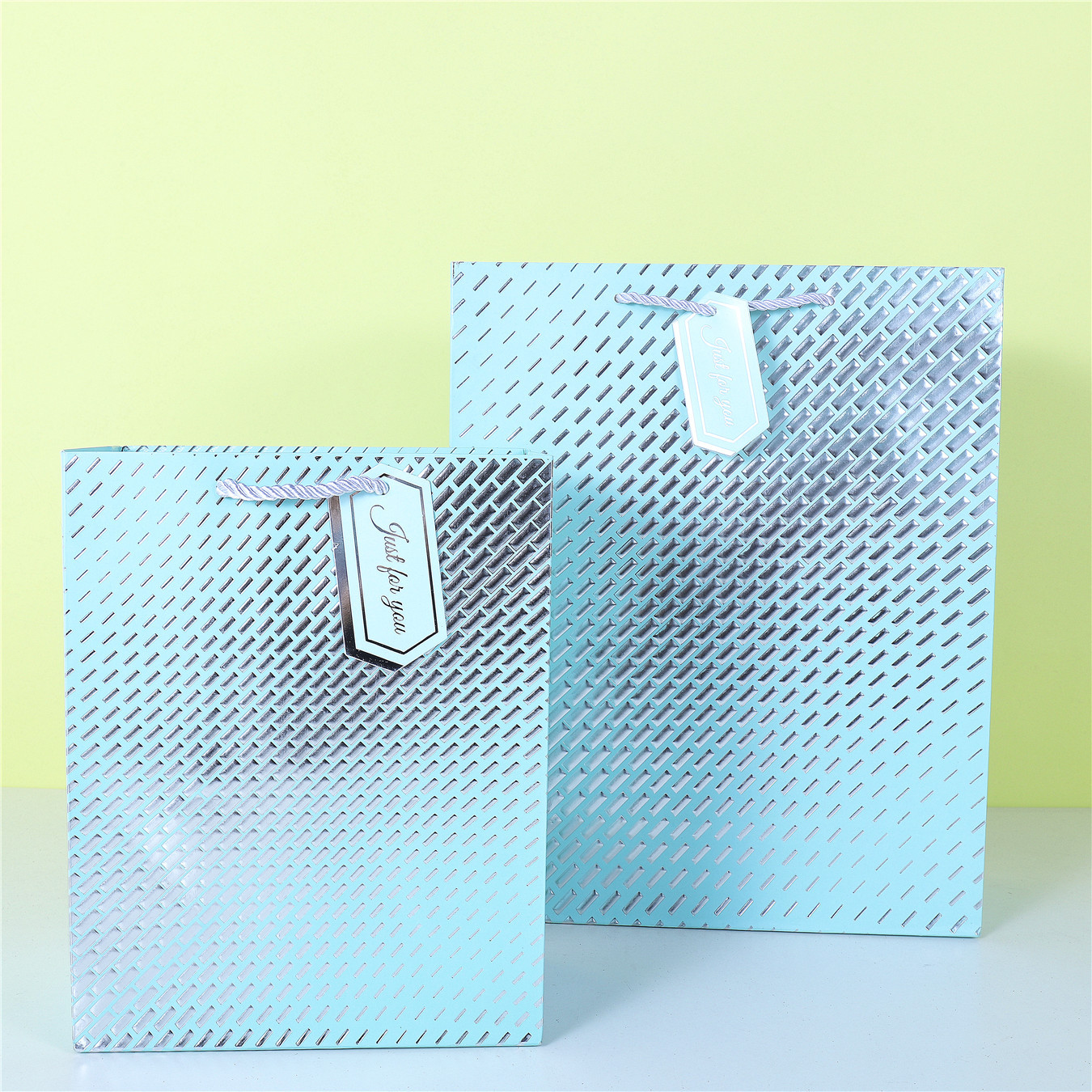 Full-page diamond pattern paper shopping bag with hanging tags, embossed and gold-leafed white card gift paper bag for wholesale