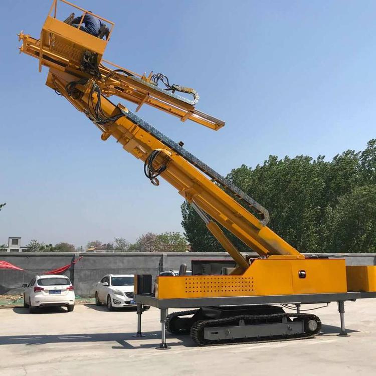 La plataforma de perforación de anclaje de protección de pendiente tipo rastrea para el refuerzo del pozo de cimentación de montaña, el chasis de la máquina de perforación puede perforar hasta 12 metros