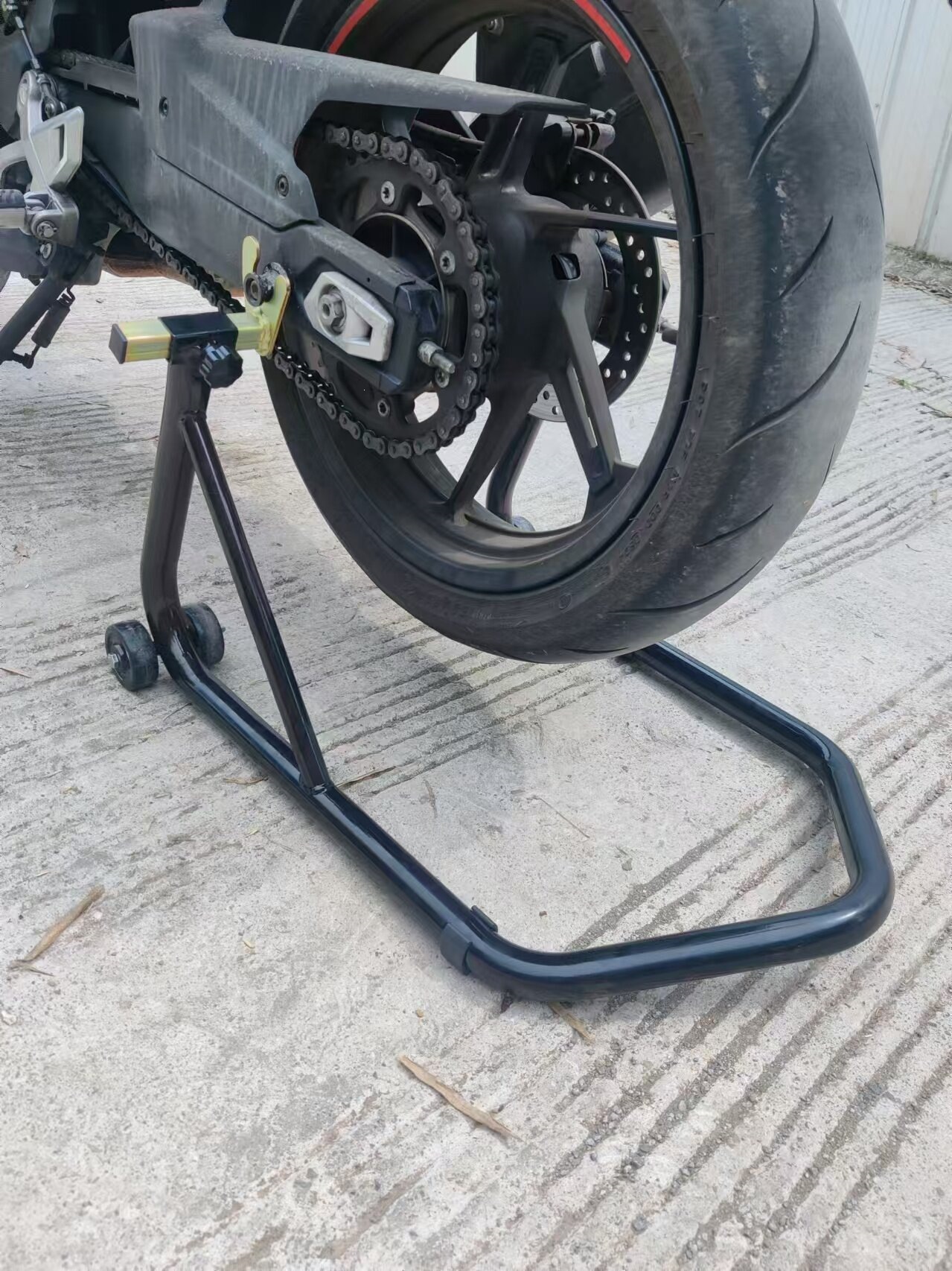 Suitable for motorcycle thickened one-piece and two-piece repair lift stands, rear wheel parking stands, and reinforced single swing arms