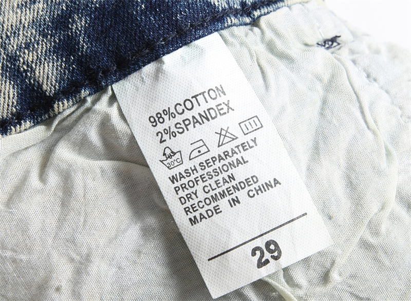 Spodnie jeansowe męskie z elastycznymi, perforowanymi, nadrukowanymi, patchworkowymi wstawkami, dopasowane do sylwetki_voghion.com