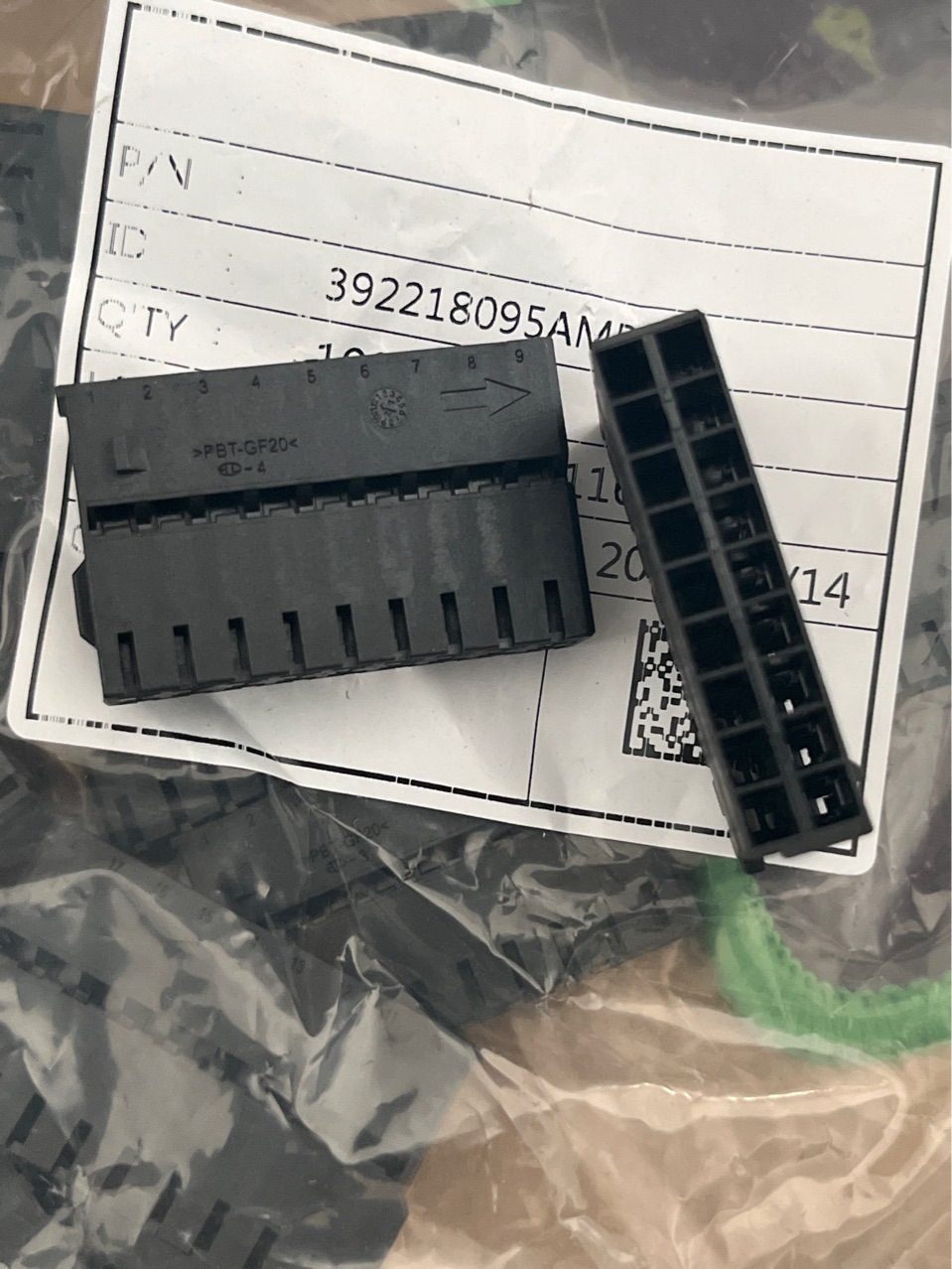 胡连392218095AMB接插件 黑色18孔现货供应