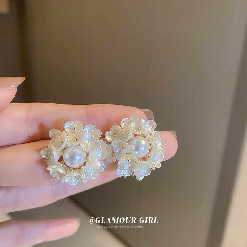 Pendientes de perlas artificiales de mariposa de aguja de plata Pendientes de todo fósforo de nicho retro femenino Pendientes de temperamento de moda Lujo ligero de alta gama