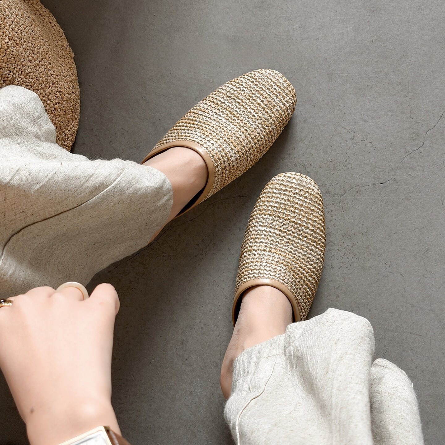Retro minimalistic fashionable woven slippers