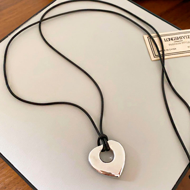 Nuevo producto Pliegues exagerados Amor Collar colgante Mujer Estilo dulce y fresco Cadena de clavícula de todo fósforo Lujo ligero Joyería de alta calidad al por mayor