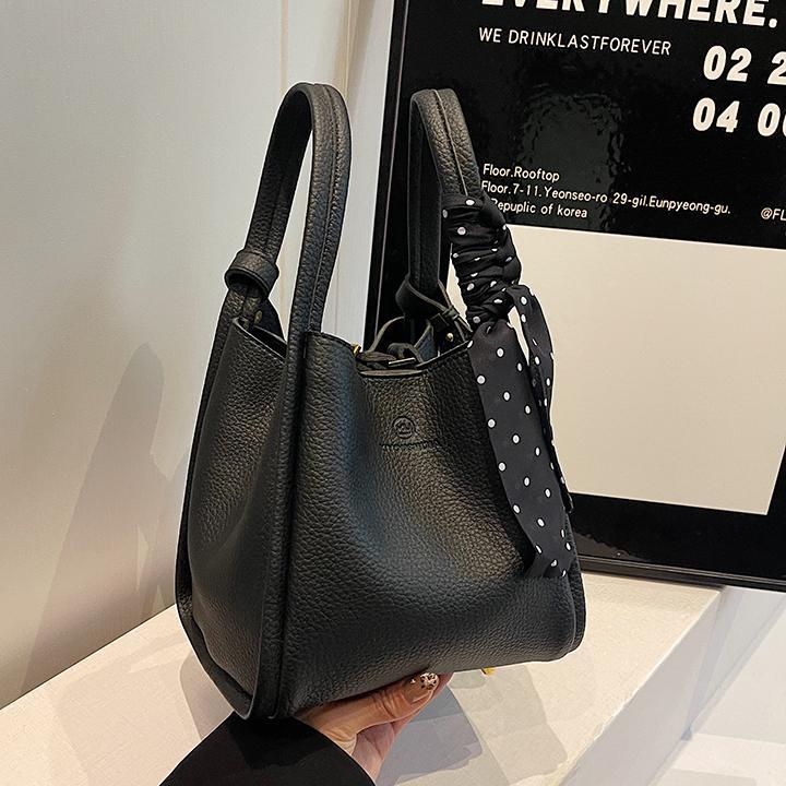 Transfronterizo superfuego retro versátil bolso de cubo para mujeres 2025 nuevo tipo de bolso de hombro de mano ocio simple canasta de verduras inclinadas