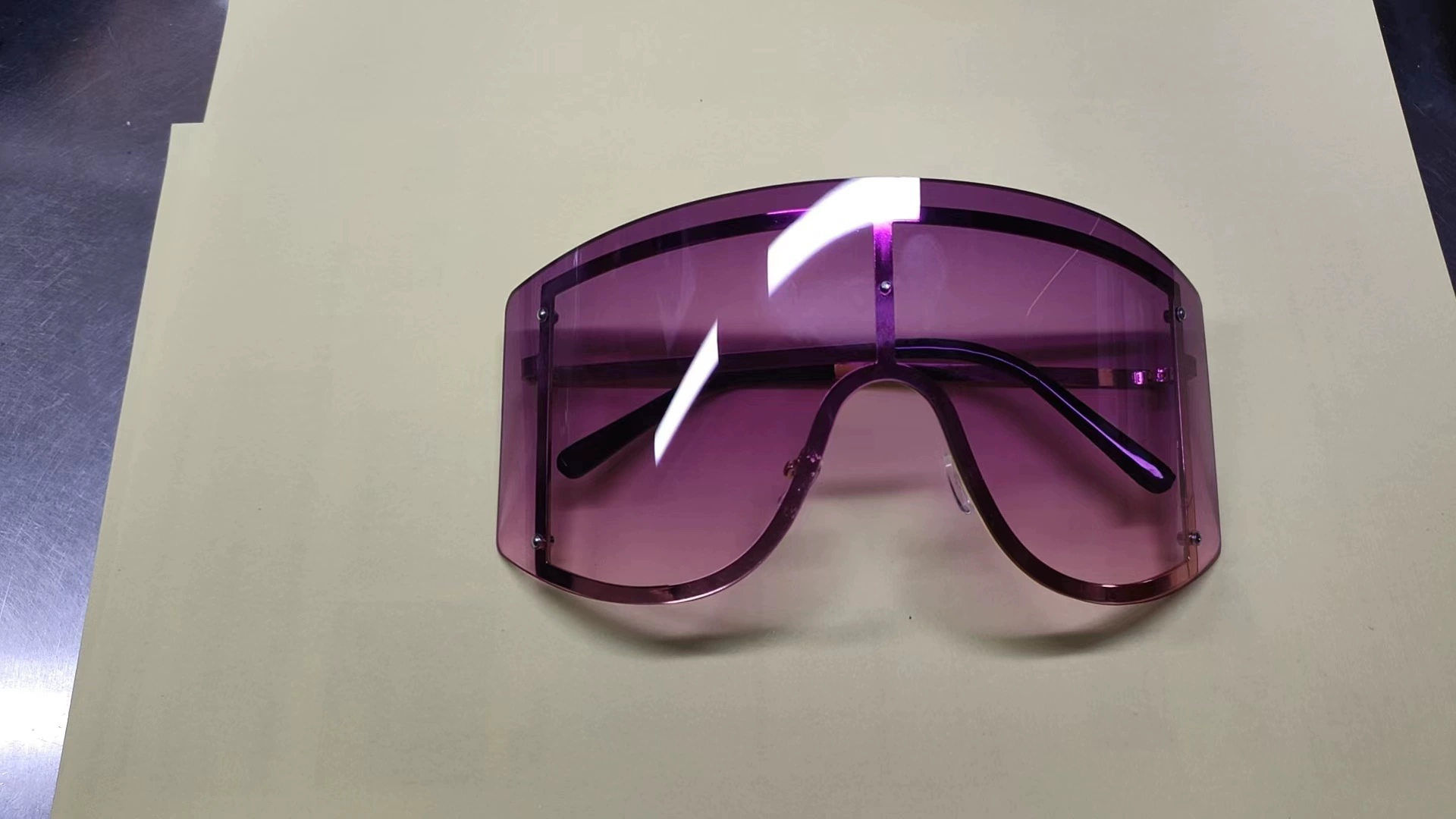 Glasses solar-powered, comfortable handheld trend lens, simple and elegant design