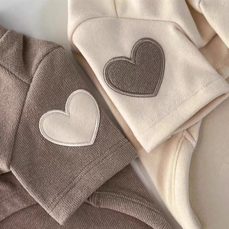 Perro de primavera y verano Maillard color salvaje amor camisa de fondo de terciopelo mediano y pequeño perro peluche gato perro mascota