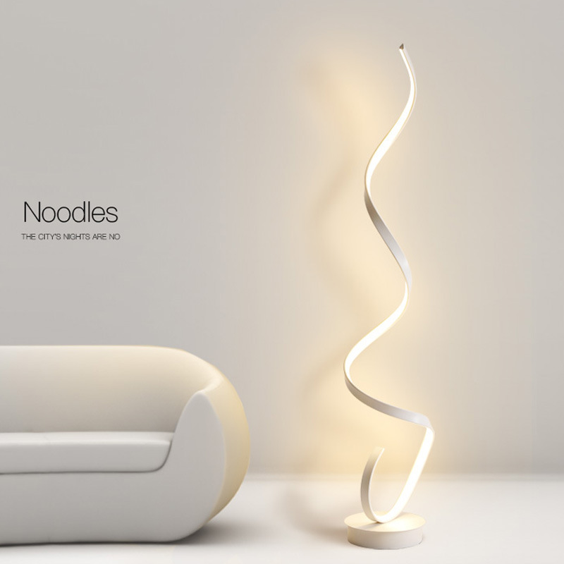 Lámpara de pie, sentido de diseño minimalista, sala de estar nórdica, sofá, esquina de red roja, atmósfera ondulada, luz lineal, espectro completo