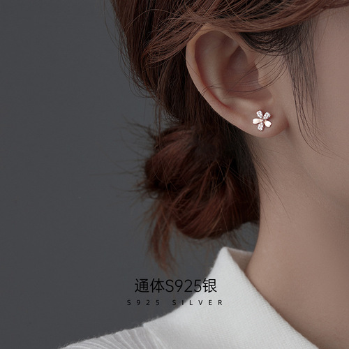 Under the Banyan Tree S925 Silver Small Flower Earrings for Women Exquisite and Versatile Cherry Blossom Earrings High-end Ear Accessories for Ear Holes