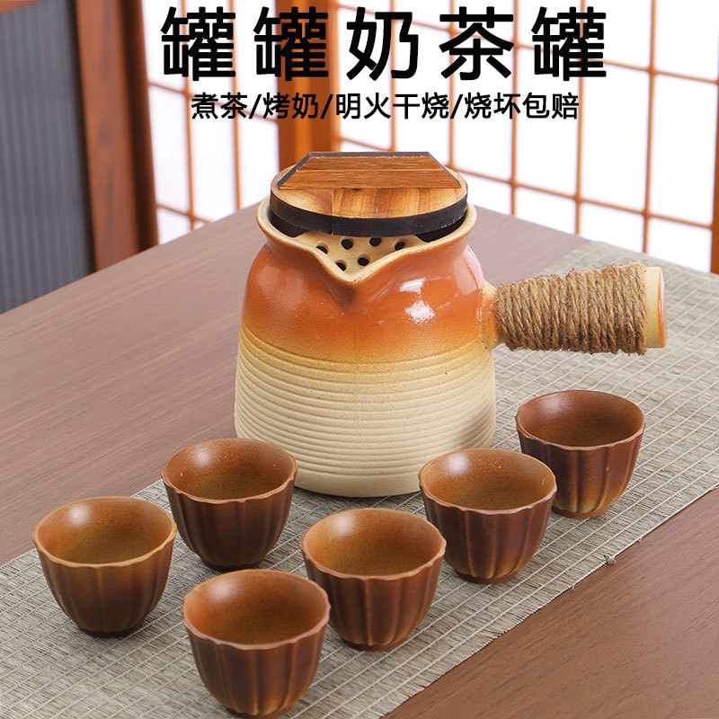 Tetera en una estufa, tarros de té con leche a la parrilla, ollas especiales, utensilios de cerámica de cocción en seco para el hogar, juego completo de juegos de té