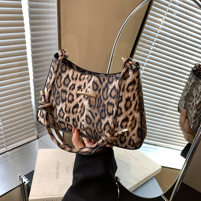 Bolso para mujeres 2024 otoño y invierno nuevo bolso cuadrado pequeño de estilo universal bolso de mano de moda estampado leopardo bolso axilar de hombro único