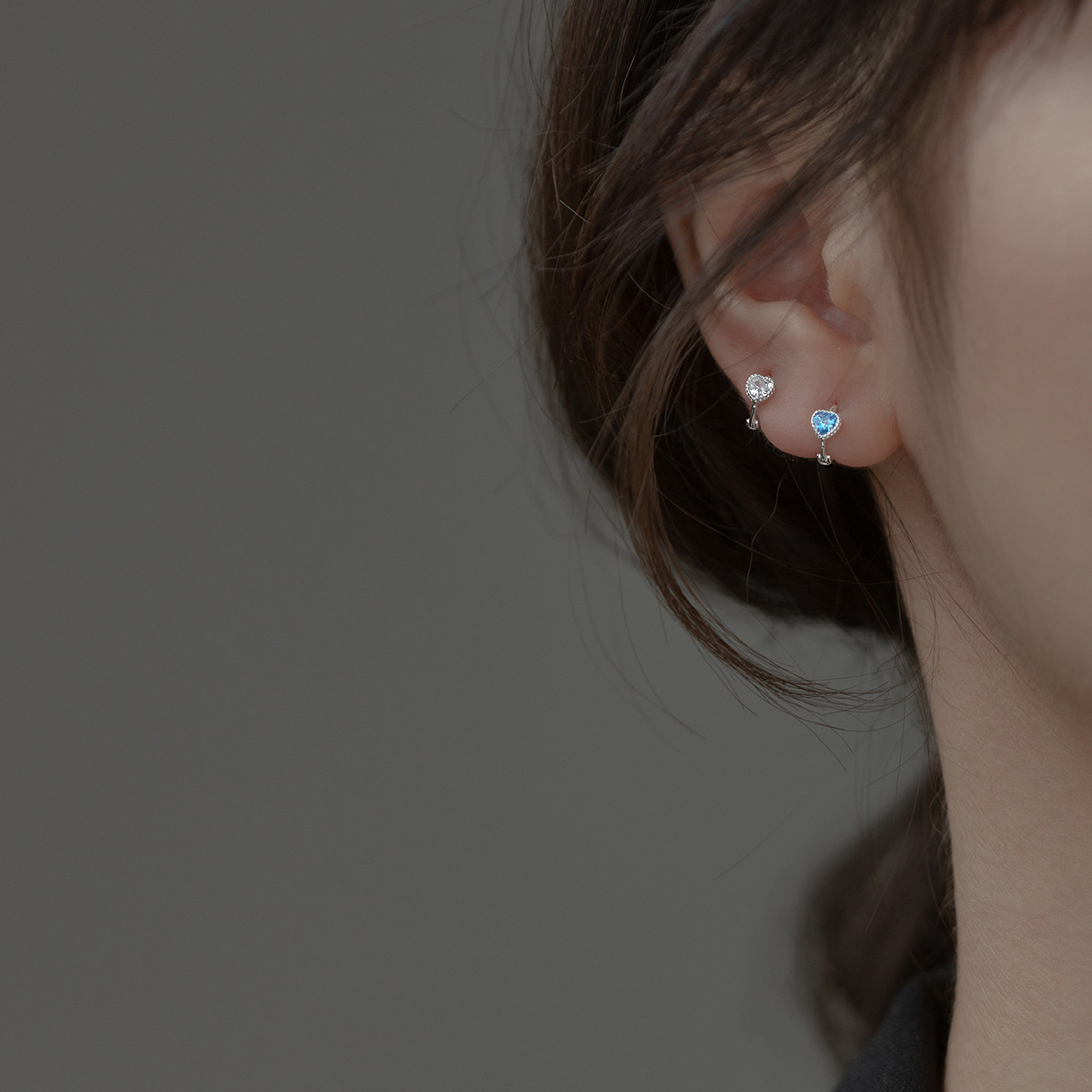 Eloch S925 corazón plateado de un solo diamante orejas coreanas pequeñas frescas y compactas joyas de orejas de diamante de color M00235