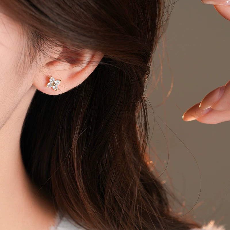 Серьги-гвоздики, zircon с четырехлистником, 5–6 мм, золотистые или платиновые, легкие