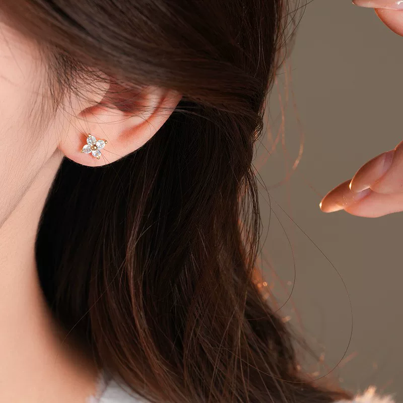 Серьги-гвоздики, zircon с четырехлистником, 5–6 мм, золотистые или платиновые, легкие