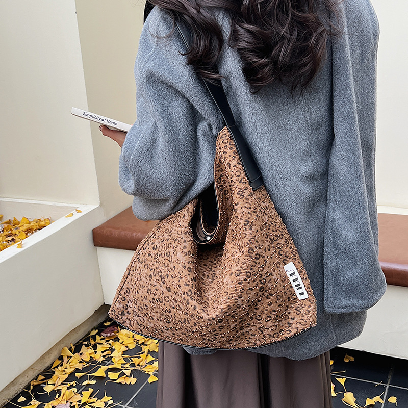 Retro leopardo bolso tote mujer 2025 nuevo nicho leopardo bolso sucio gran capacidad bolso de cubo de hombro casual