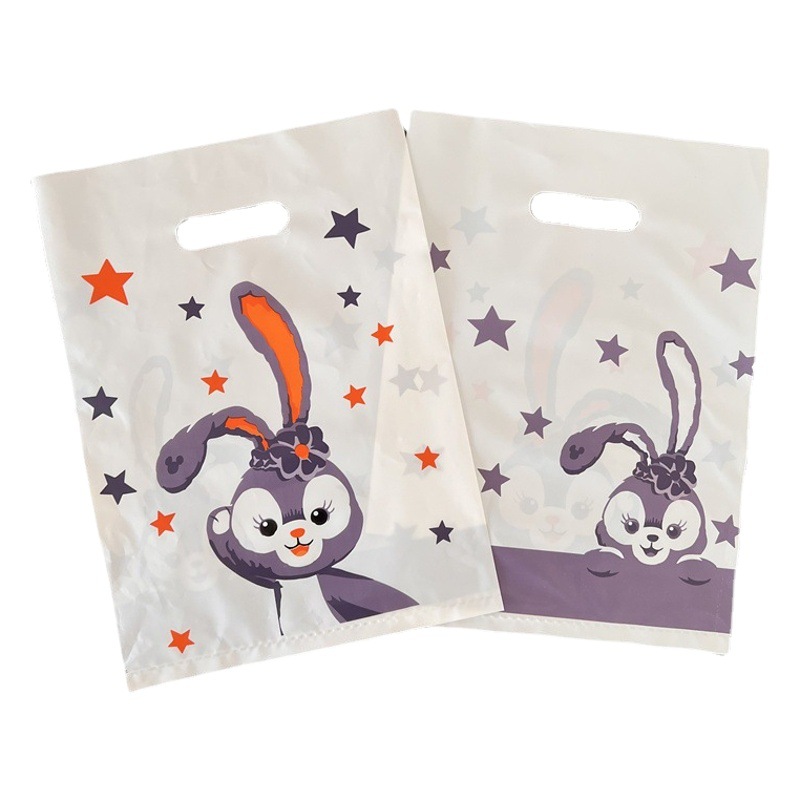 子供服の店の手提げ袋のプラスチックを持って、透明な四本の指を厚くします。