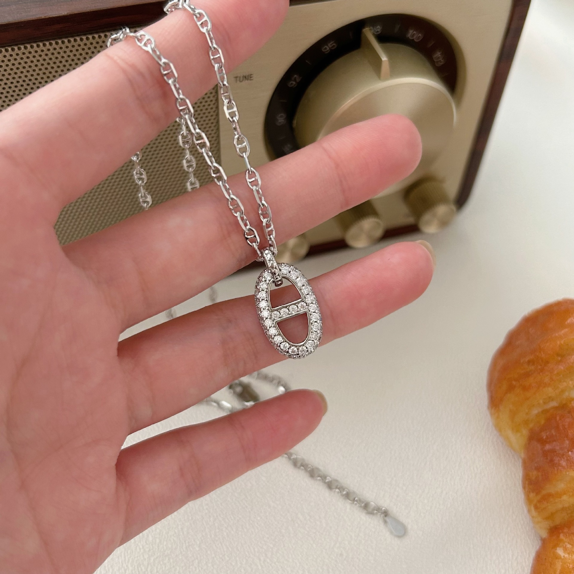 Korean Version of the S925 Sterling Silver Pig Nose Necklace for Women, Niche Light Luxury Fashion High-End Clavicle Chain Versatile