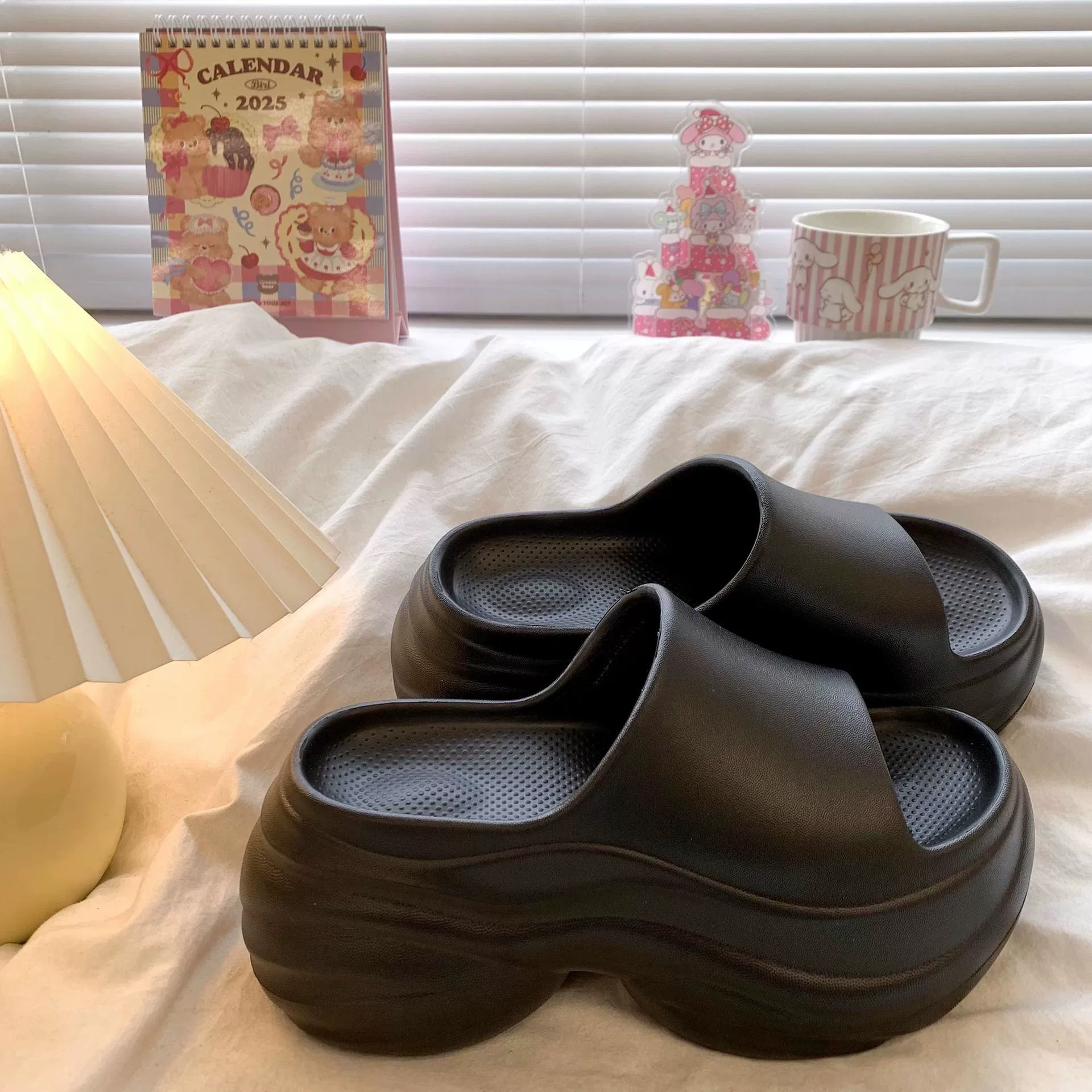 Универсальные утолщенные ультрамягкие модные модные универсальные летние женские тапочки для работы, простые нескользящие износостойкие увеличивающие рост 2025