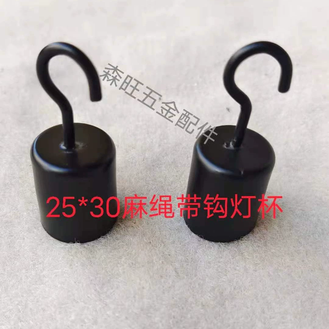 Комплектующие для индивидуального освещения: плафон из пеньковой веревки с крючками, светильники для свечей с эффектом электролитического покрытия, покрашенные методом DIY-спрей-покраски.