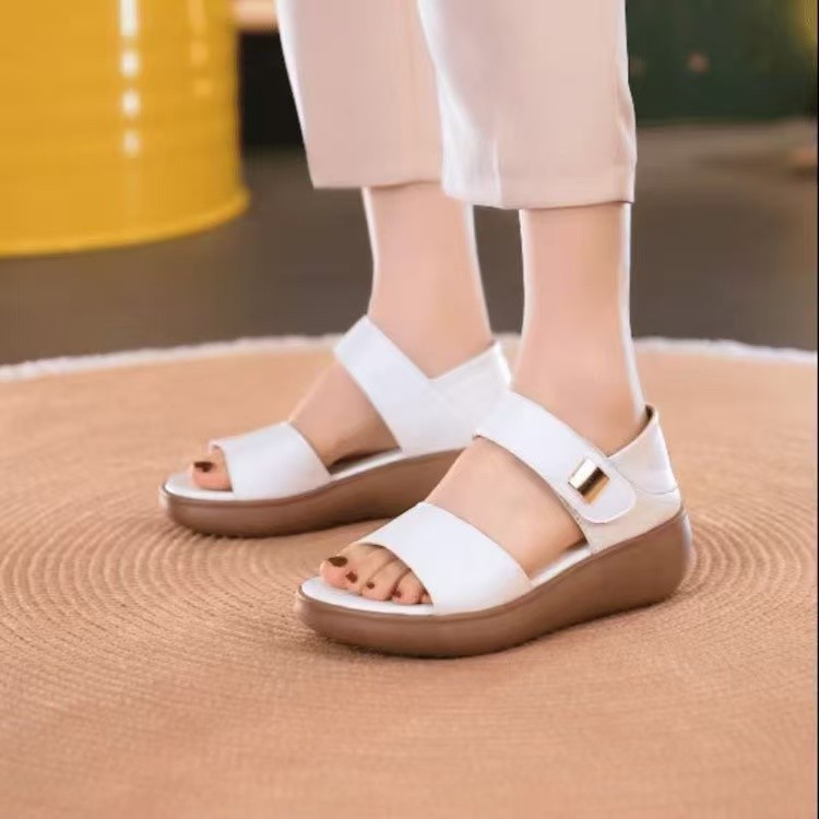 2026 verano nuevo cuero suave con una palabra con sandalias de talón de pendiente para mujeres Velcro ligero antideslizante zapatos casuales de mediana edad