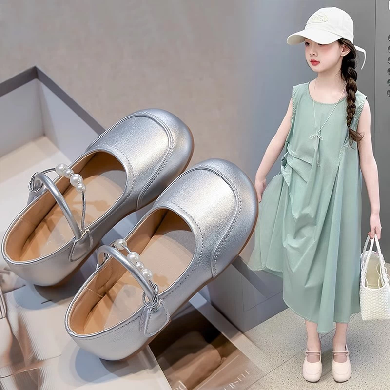 Маленькие кожаные туфли для девочек на мягкой подошве 2025 Весенние и осенние детские кроссовки Принцесса маленькая девочка серебряные одиночные туфли Нескользящие женские ботинки