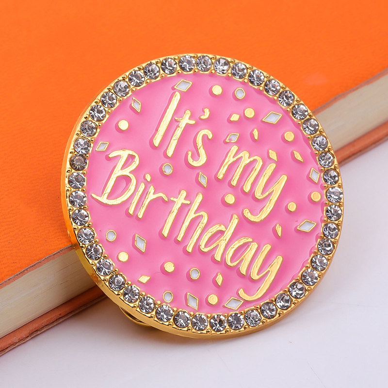 誕生日プレゼントクリエイティブアクセサリーピンクに誕生日おめでとうブローチ今日は私の誕生日アルファベットバッジです|undefined
