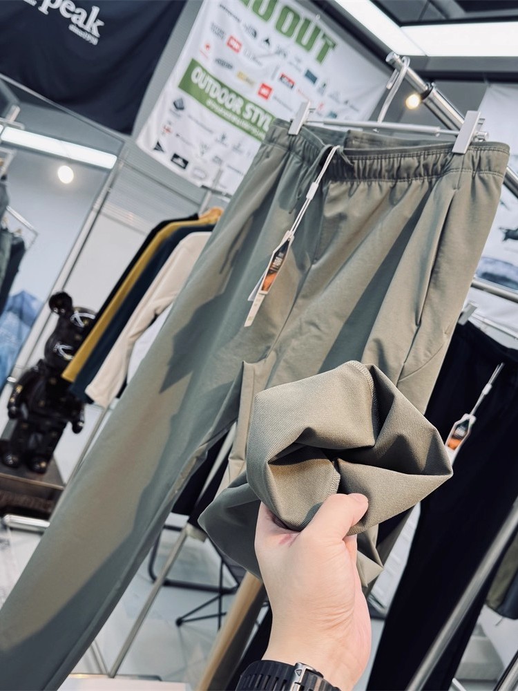 Pantalones al aire libre de cáscara blanda para hombres y mujeres pantalones de otoño impermeables al desgaste pantalones de montaña pantalones deportivos casuales