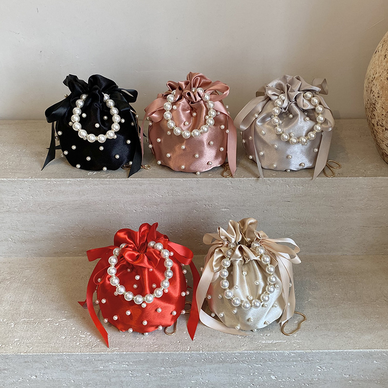 Elegante Damen Handtasche Aus Plissee Seide Mit Perlenkette_voghion.com