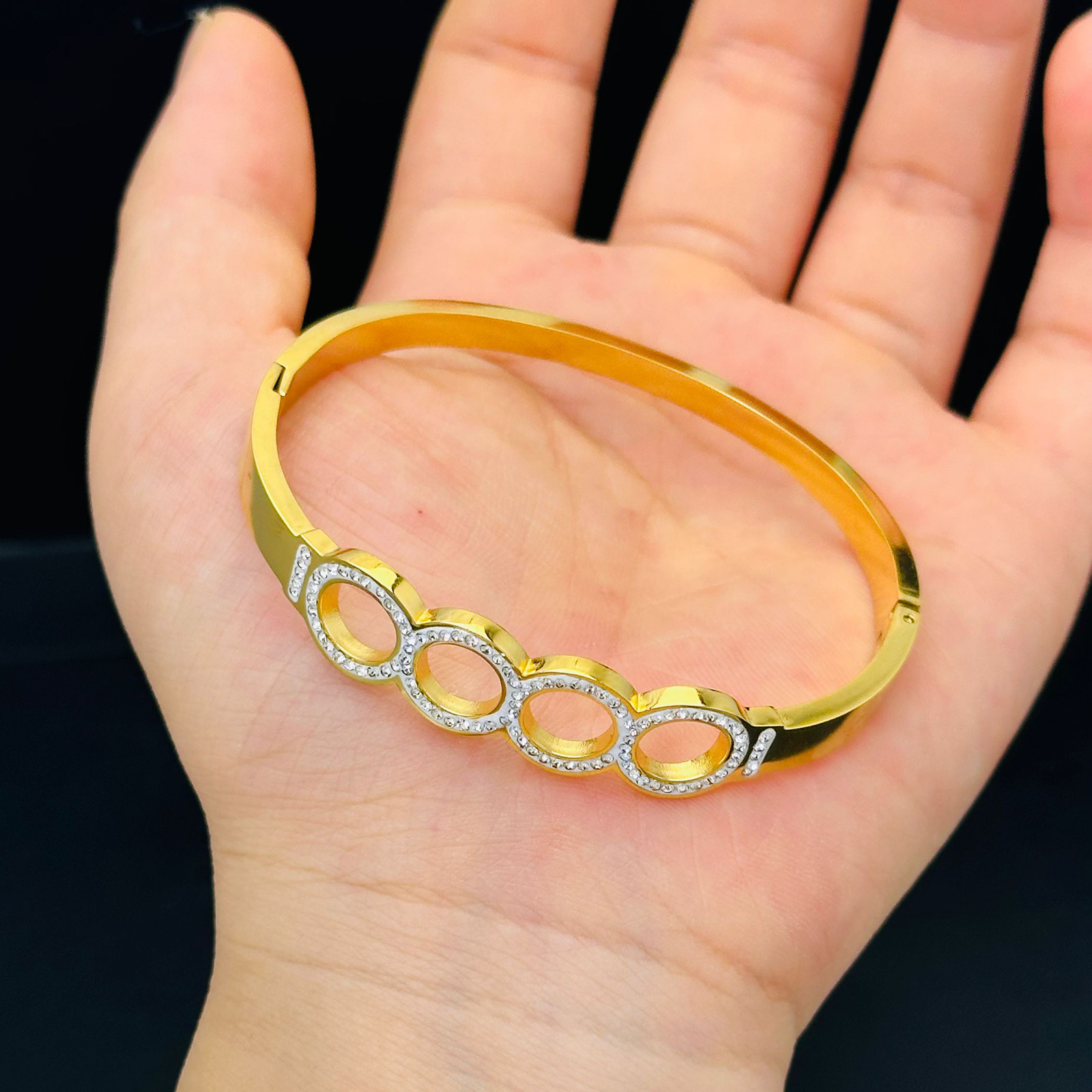Xia Xia Zhong diseño ligero lujoso oro titanio acero pulsera de acero inoxidable para mujeres de alta calidad temperamento simple
