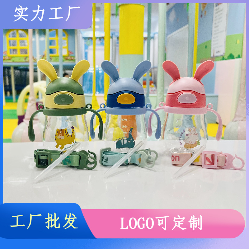 Taza de plástico para niños correa de Asa giratoria de doble uso taza de bebida para niños Linda paja de plástico Copa de fábrica