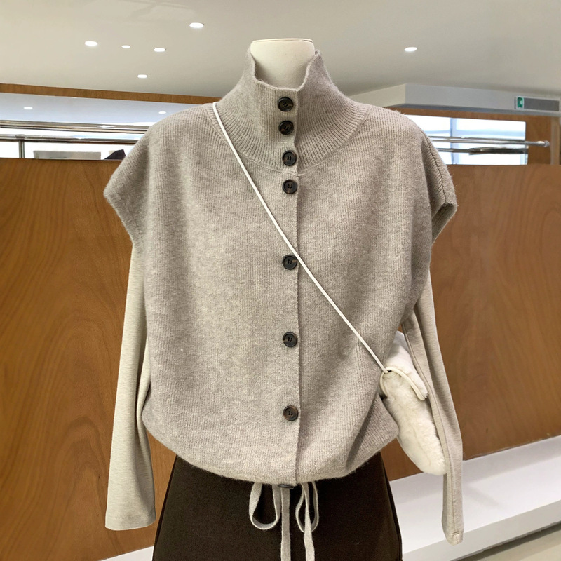 Korean-style stand-up collar buttoned sleeveless knitted vest with drawstring design, high-neck sweater vest for autumn and winter layering Korean-style stand-up collar buttoned sleeveless knitted vest with drawstring design, high-neck sweater vest for autumn and winter layering