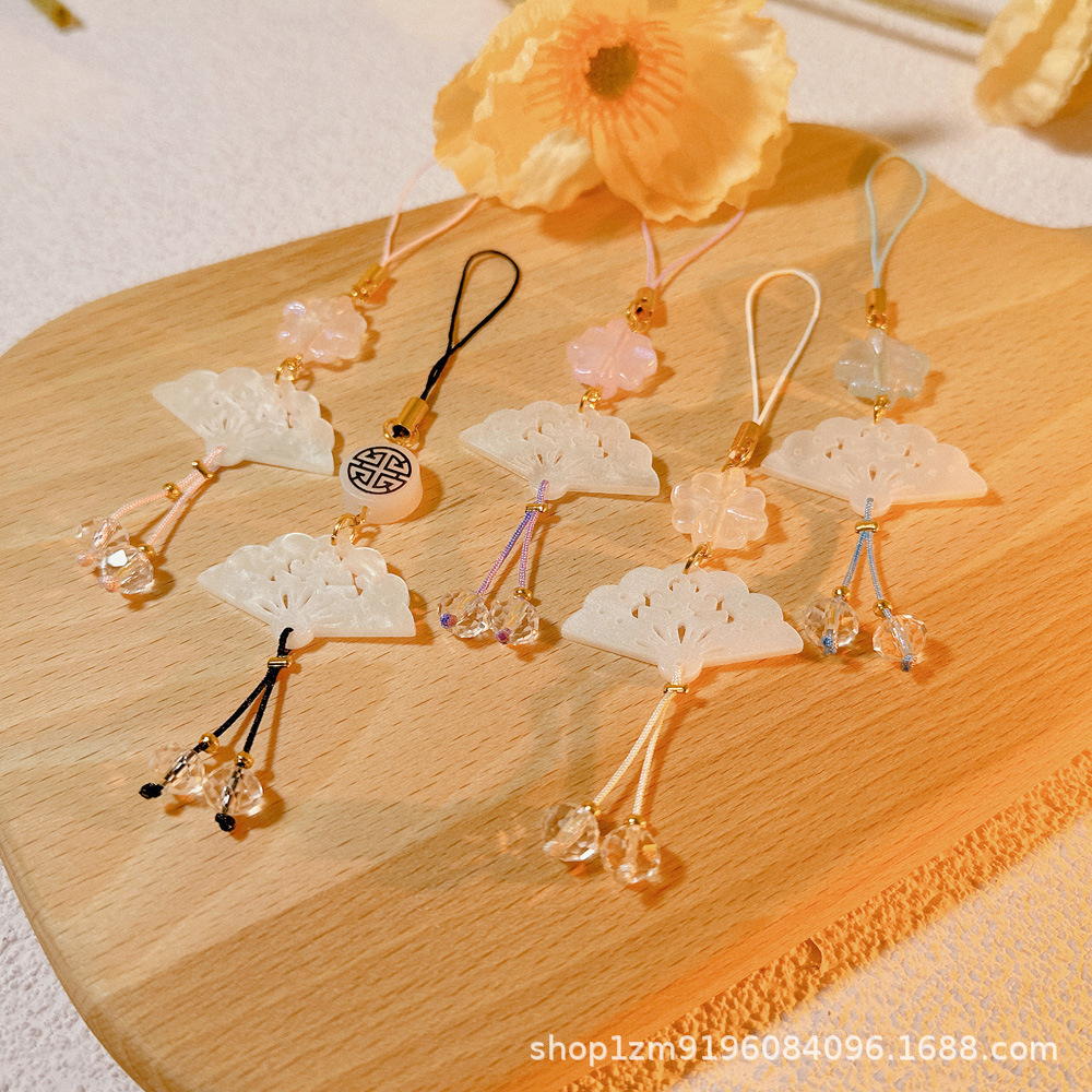 Antique Mobile Phone Hanging Four-leaf Clover White Scallop Fanzi Tassel Mobile Phone Chain Couple Bag Pendant Mobile Phone Case Lanyard Women