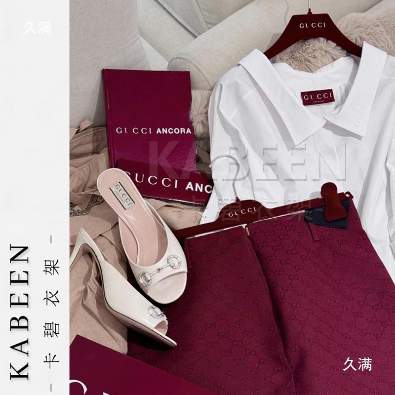 洋服屋の女性ハンガーのバラ色の植毛滑り止めのベルベットは、クロスバー付きの厚いハンガーを包むことができない|undefined