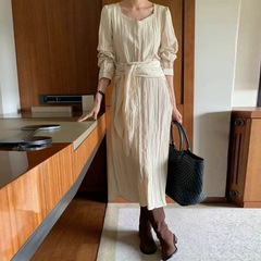 フランス式のワンピースの女性のchiレトロな気質の優雅な大衆のデザイン感のクロスベルトは腰の長袖のa字のスカートを収めます。