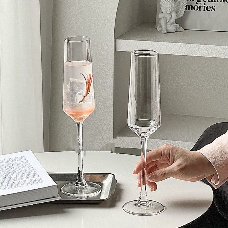 Wedding goblets, a pair of ins-style crystal glass champagne glasses, high-value cocktail and champagne glasses, available for wholesale Wedding goblets, a pair of ins-style crystal glass champagne glasses, high-value cocktail and champagne glasses, available for wholesale