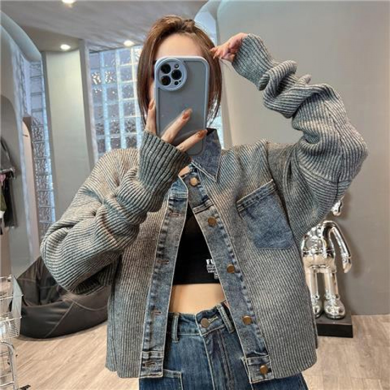 デザイン感の小さい大衆のゆったりしたファッションの短いジャケットの上着の女性の秋の新型の復古のデニムはニットのコートをつなぎ合わせます。|undefined